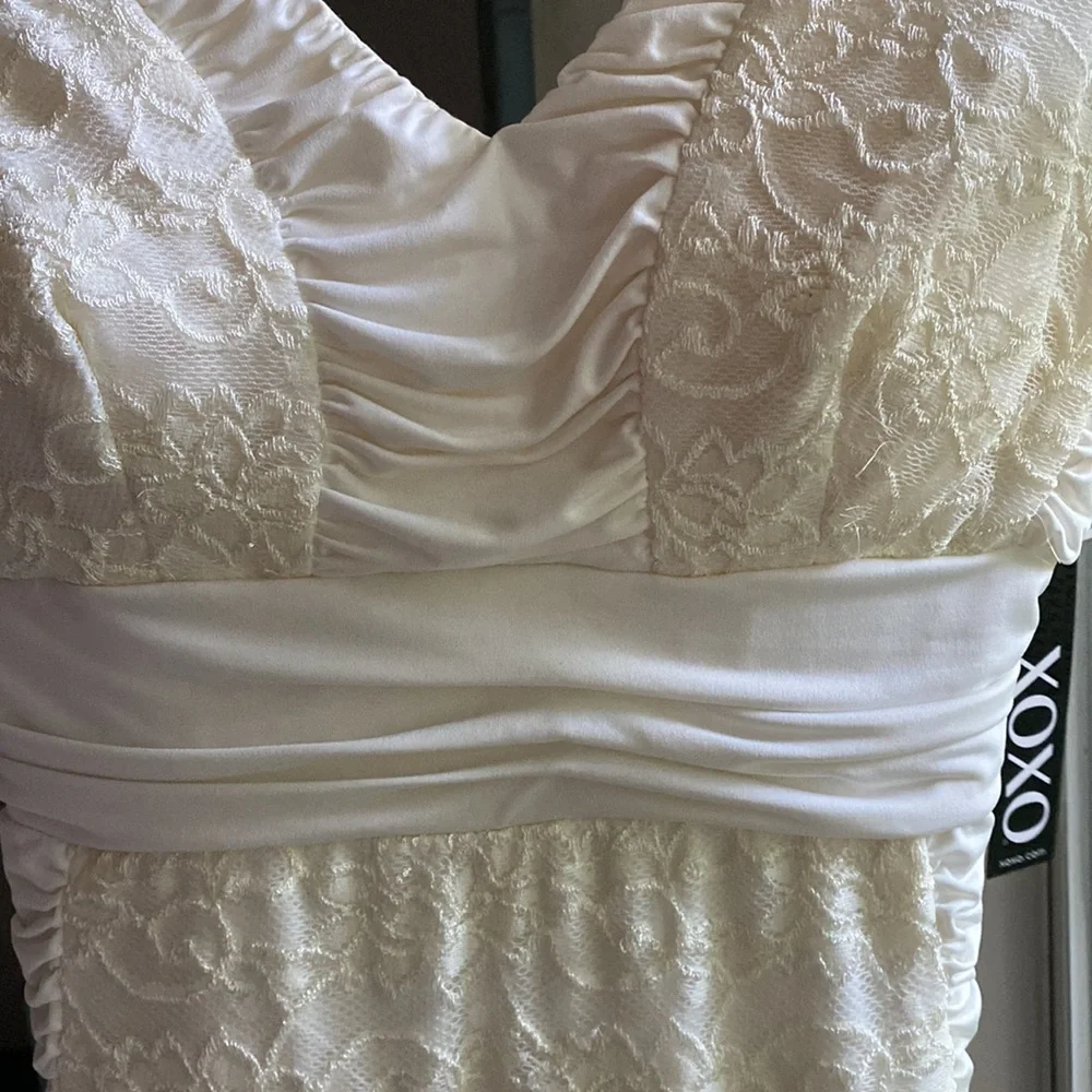 XOXO sleeveless ruched bodycon dress with lace details on the front. - Picture 4 of 8